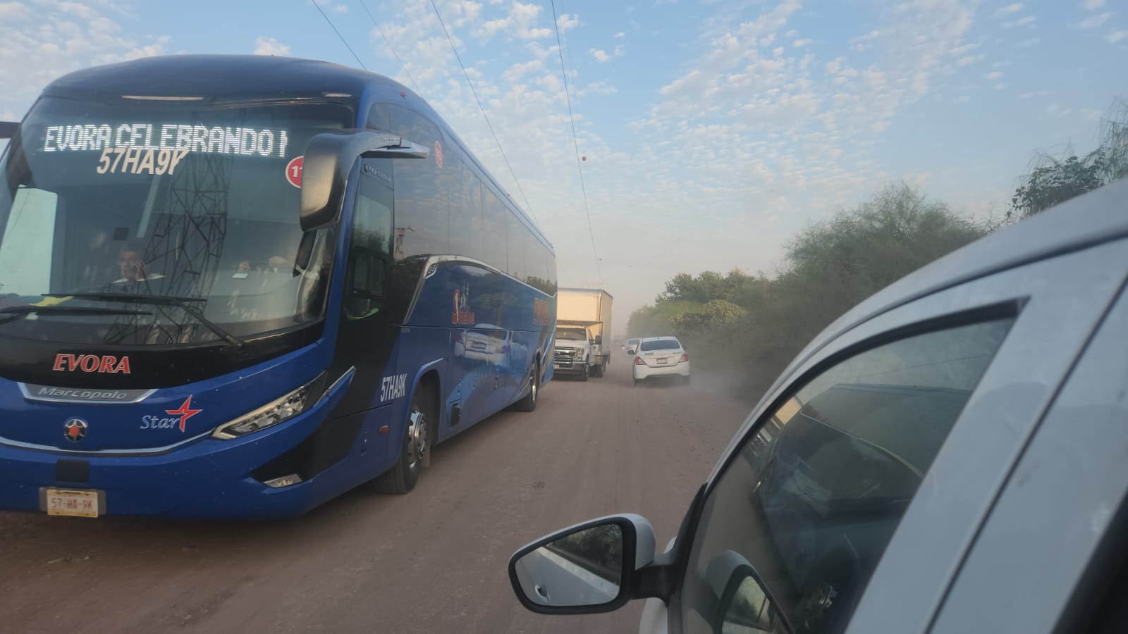 Transportistas varados en caseta Cuatro Caminos, Guasave, Sin.