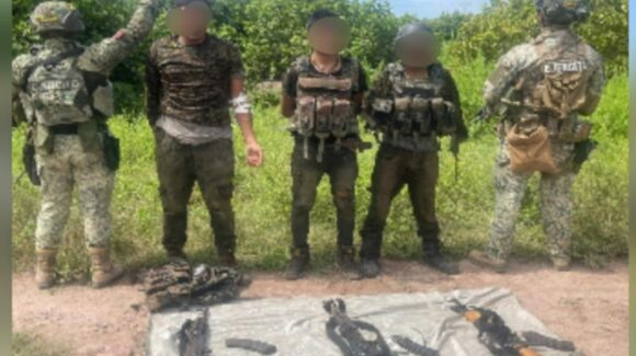 Detienen a tres hombres armados en Escuinapa, Sinaloa; además, les aseguran arsenal y equipo táctico exclusivo del Ejército Mexicano