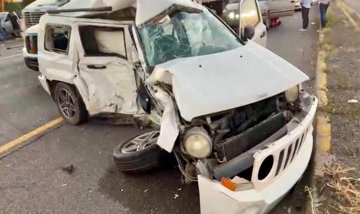 Tres lesionados un fuerte choque tipo carambola sobre la México 15, en Guasave