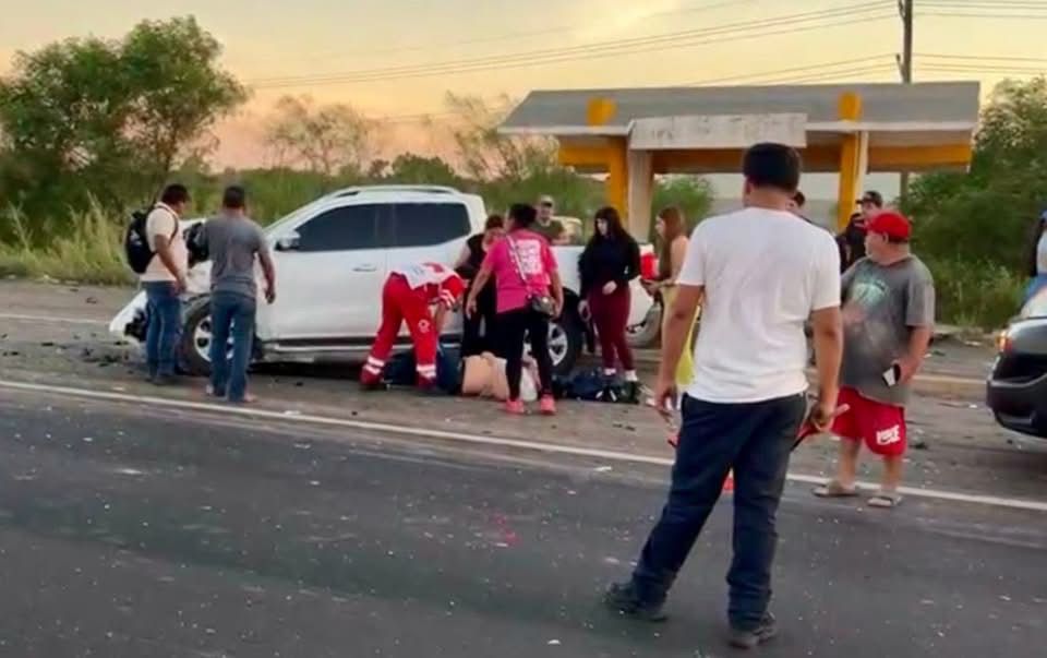 Tres lesionados un fuerte choque tipo carambola sobre la México 15, en Guasave