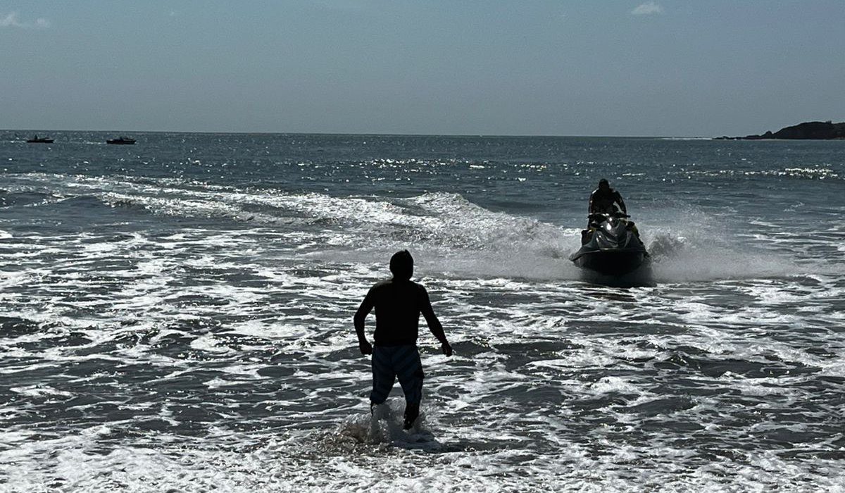 Turistas rescatados en playas de Mazatlán, Sinaloa