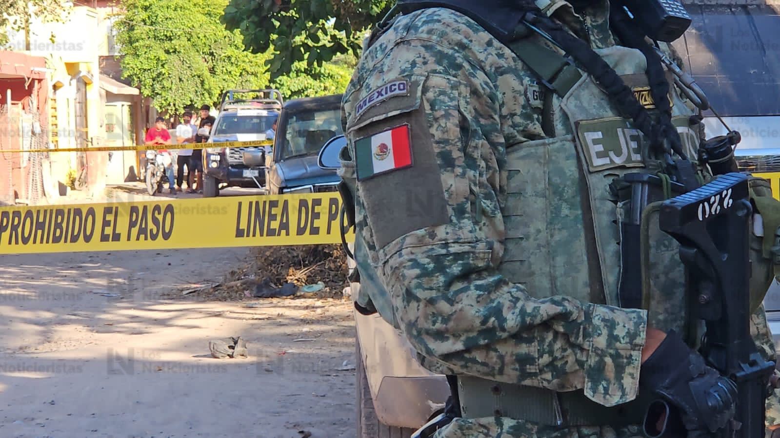 Militar resguarda escena del crimen en Villa Juárez, Navolato