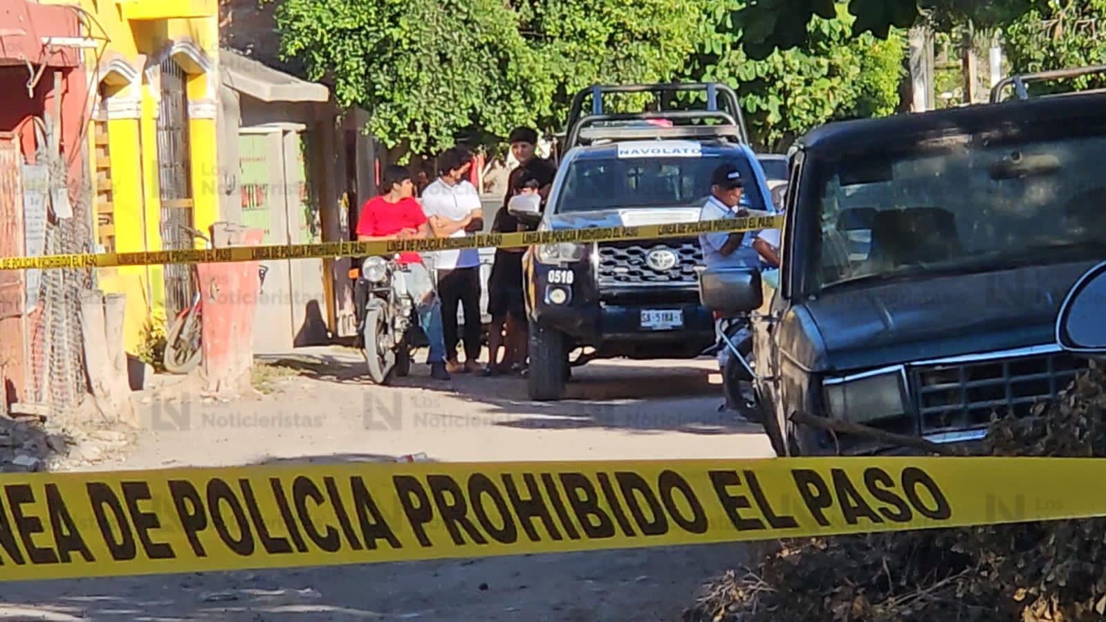 Delimitan con cinta amarilla sitio donde un menor de edad fue asesinado en Villa Juárez, Navolato