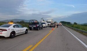 Una mujer herida dejó un choque entre una camioneta y un tráiler
