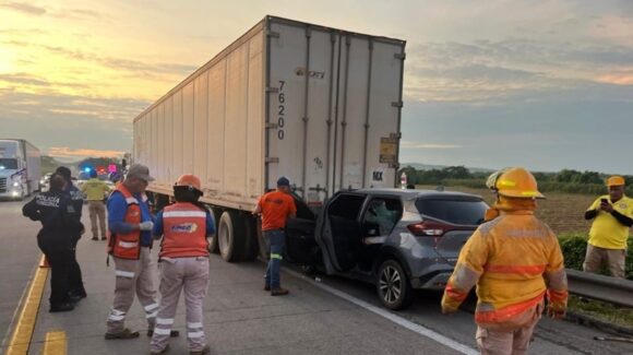 Choque en la autopista Tepic-Mazatlán deja a una mujer herida en El Rosario, Sinaloa
