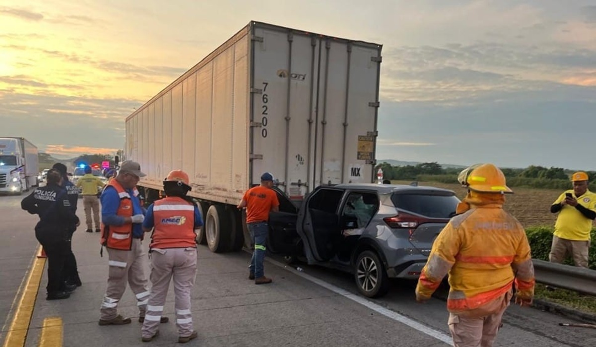 Una mujer herida dejó un choque entre una camioneta y un tráiler