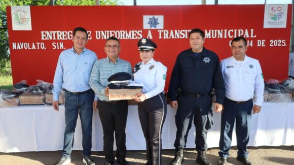 Ayuntamiento de Navolato entrega uniformes a elementos de Tránsito Municipal