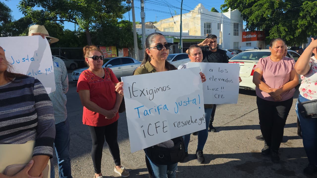 Vecinos de la Limita de Itaje se manifiestan en las oficinas de la CFE en Culiacán