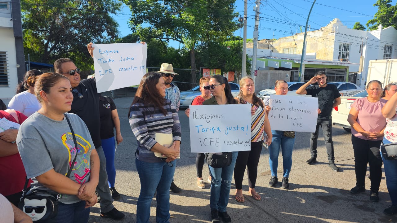 Vecinos de la Limita de Itaje se manifiestan en las oficinas de la CFE en Culiacán