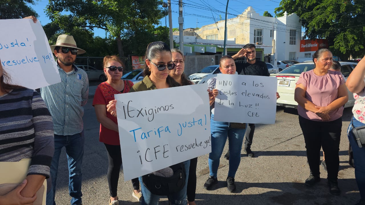 Vecinos de la Limita de Itaje se manifiestan en las oficinas de la CFE en Culiacán