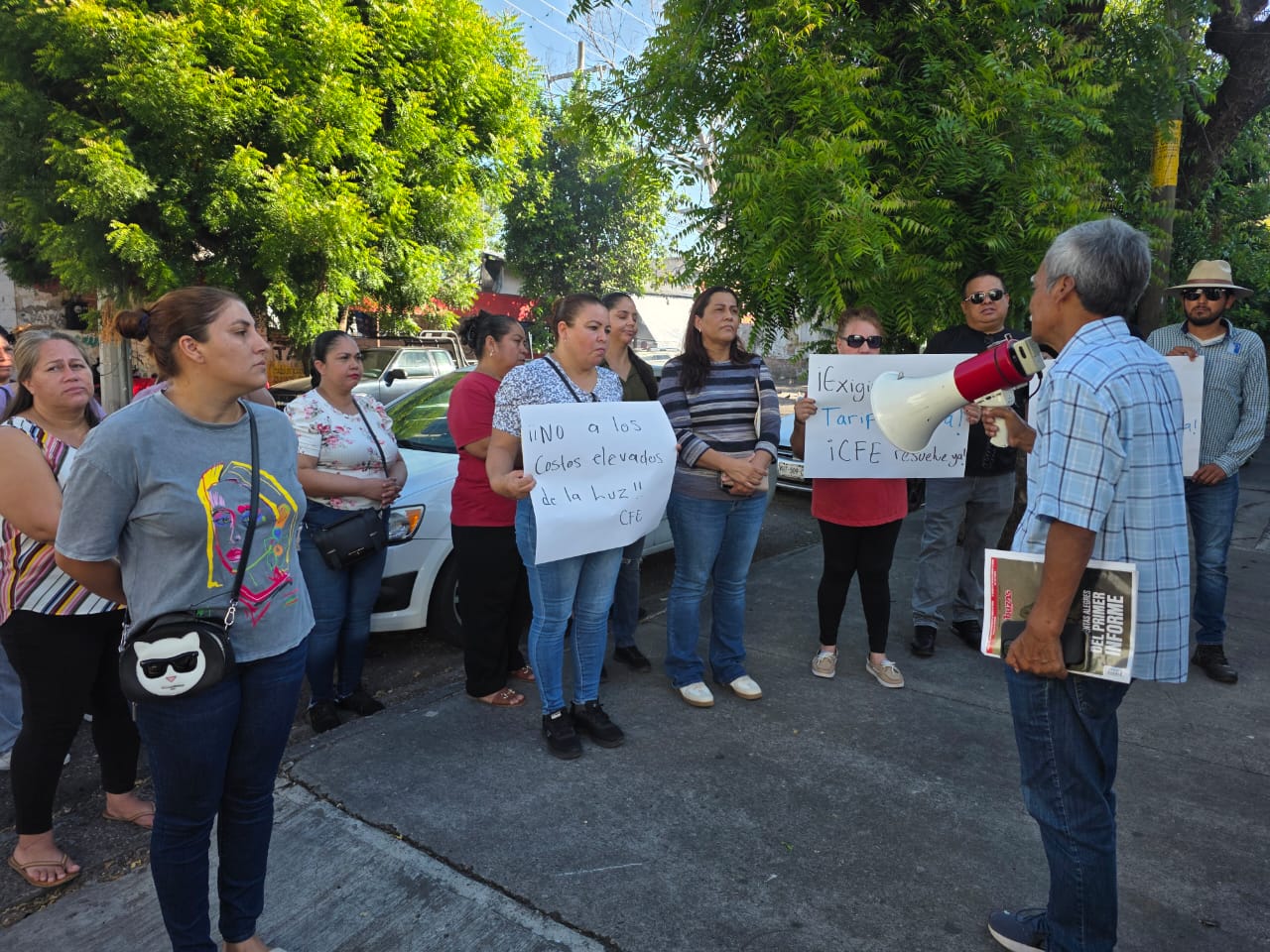 Vecinos de la Limita de Itaje se manifiestan en las oficinas de la CFE en Culiacán