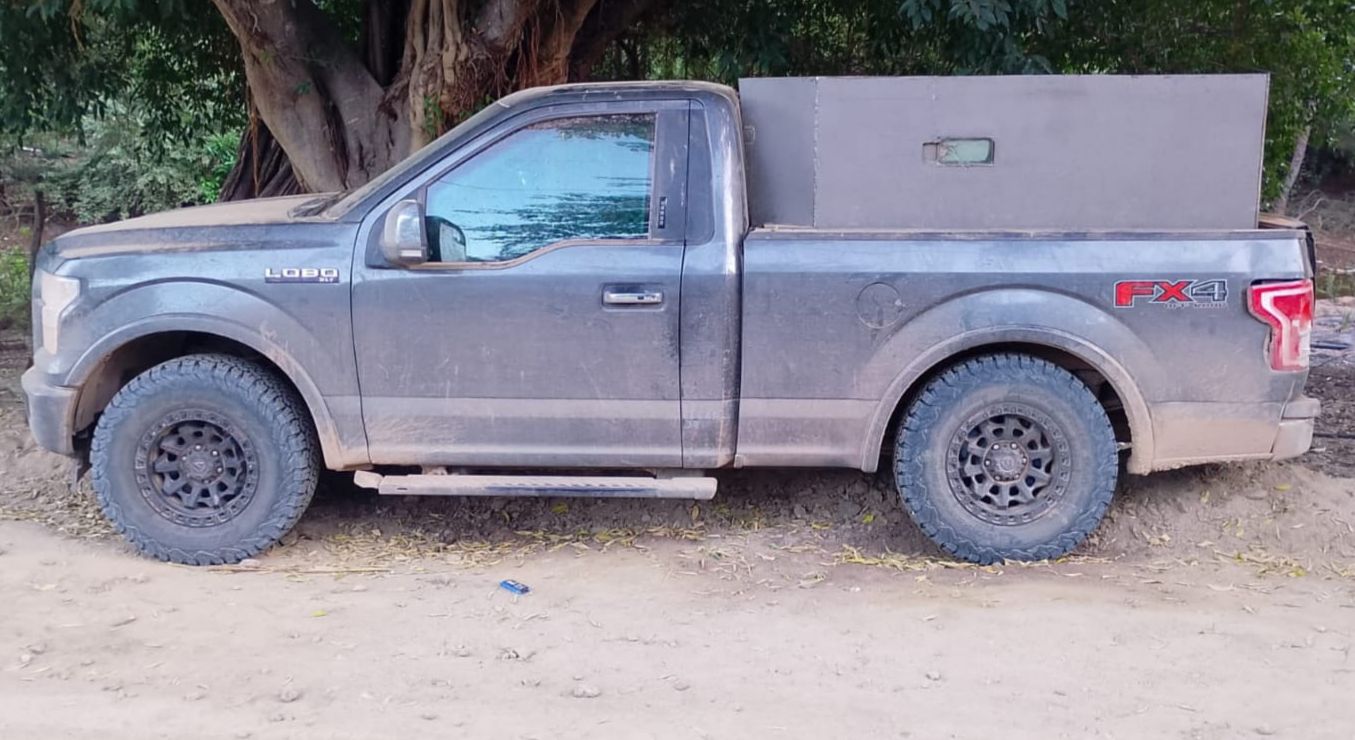 Vehículo asegurado tras operativo en Jesús María, Culiacán, Sin.
