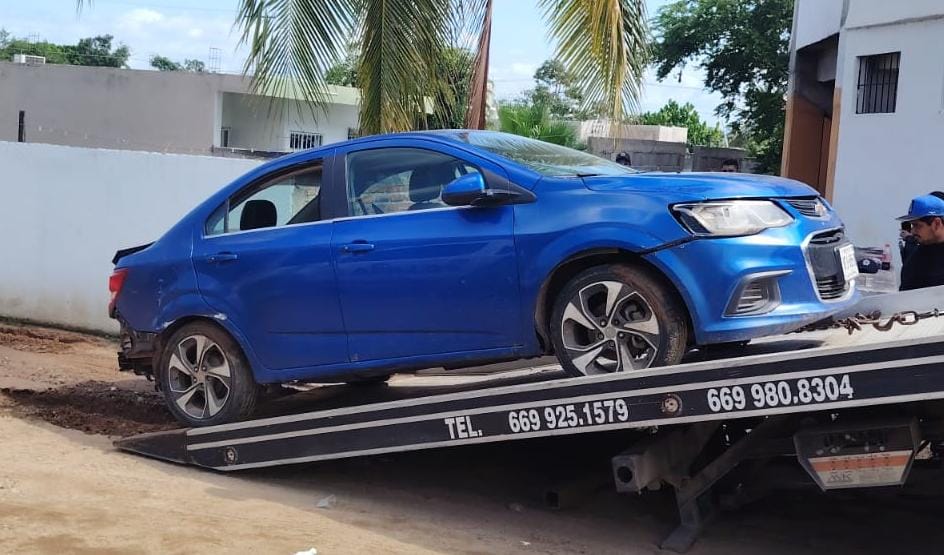 automóvil Chevrolet con placas sobrepuestas