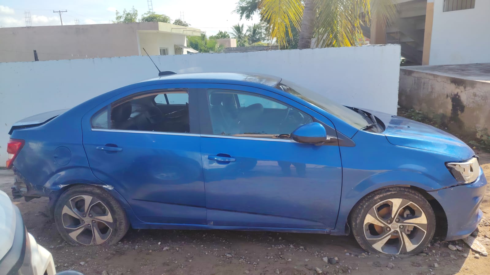 automóvil Chevrolet con placas sobrepuestas