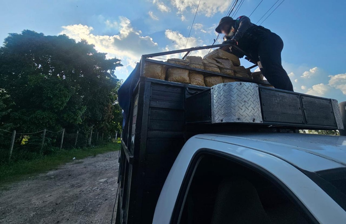 Vehículo en el que transportaban 300 kilos de mariguana en Tabasco