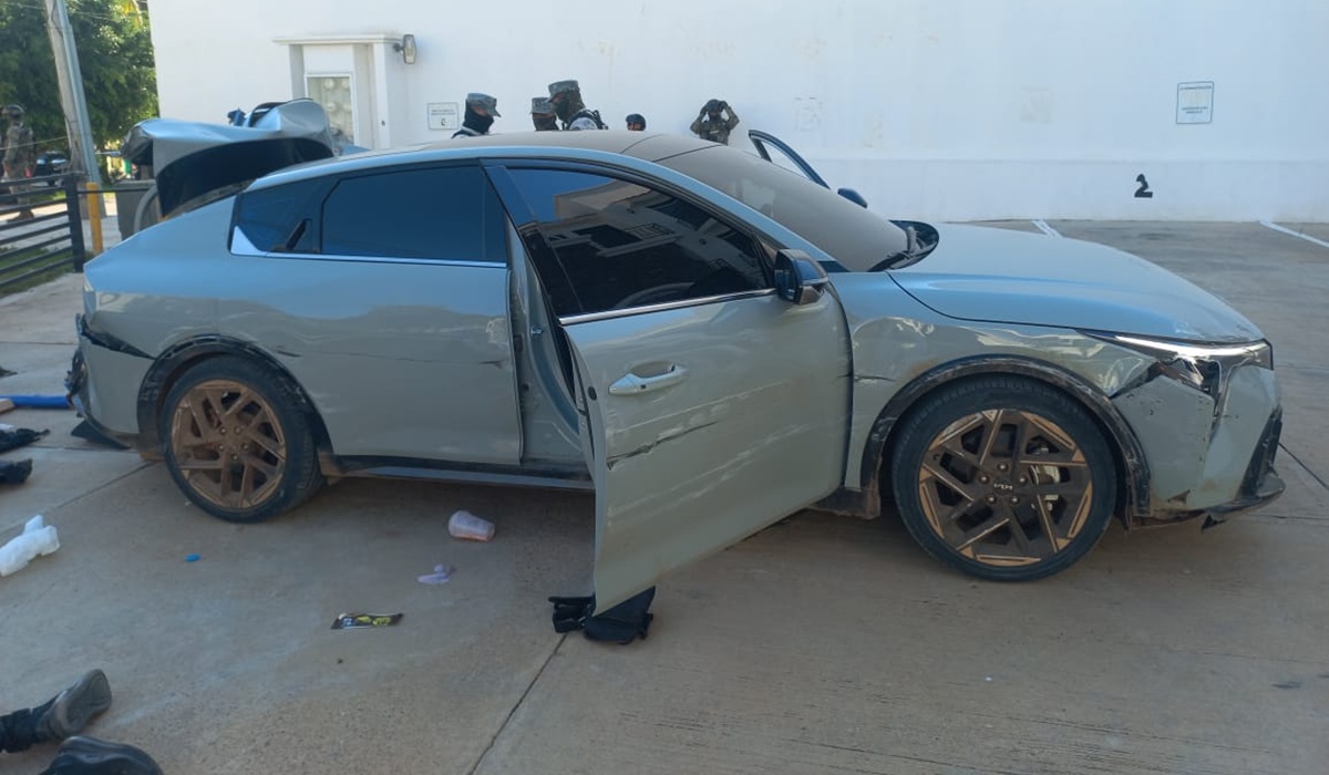 Vehículo KIA donde fueron detenidos cuatro sujetos con arsenal en Mazatlán