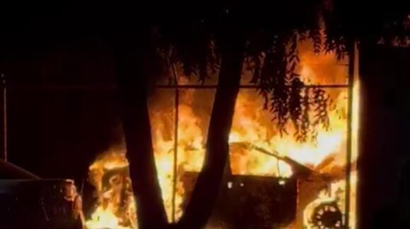 Cortocircuito causó el incendio de dos vehículos particulares en Los Mochis, reporta SSPPyC en Ahome