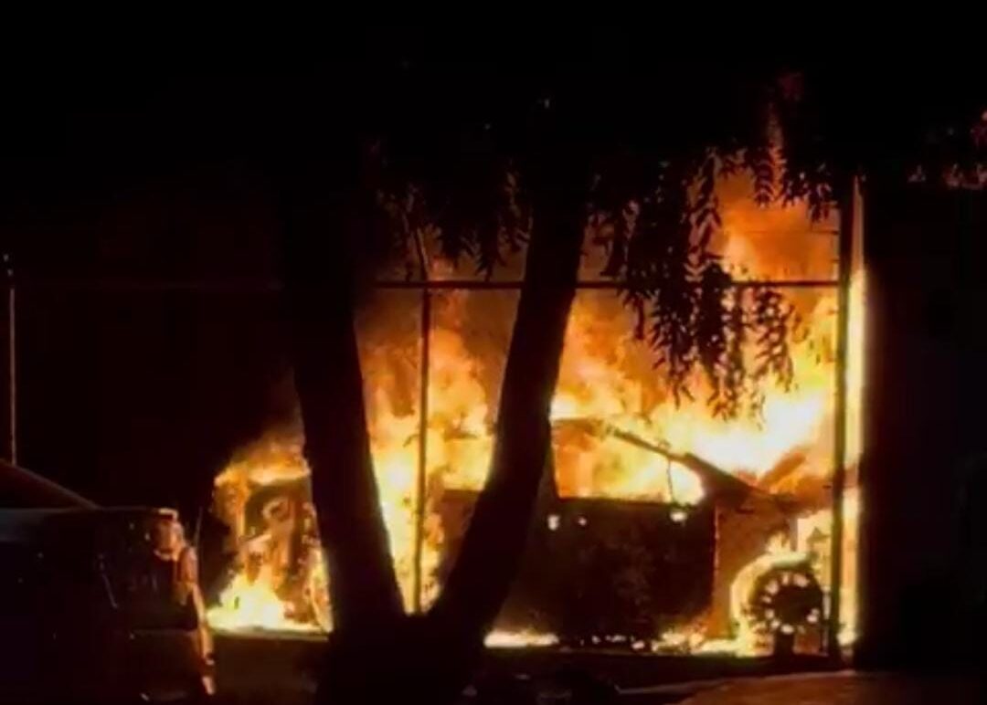 vehículos consumidos por el fuego en los mochis (3)