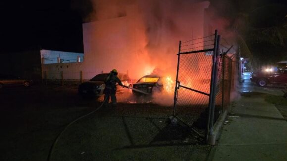Se incendian dos vehículos frente al hospital del IMSS de Los Mochis, Sinaloa