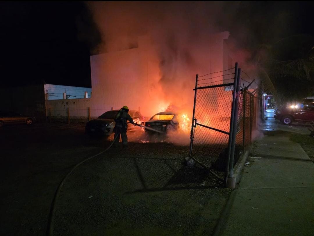 vehículos consumidos por el fuego en los mochis