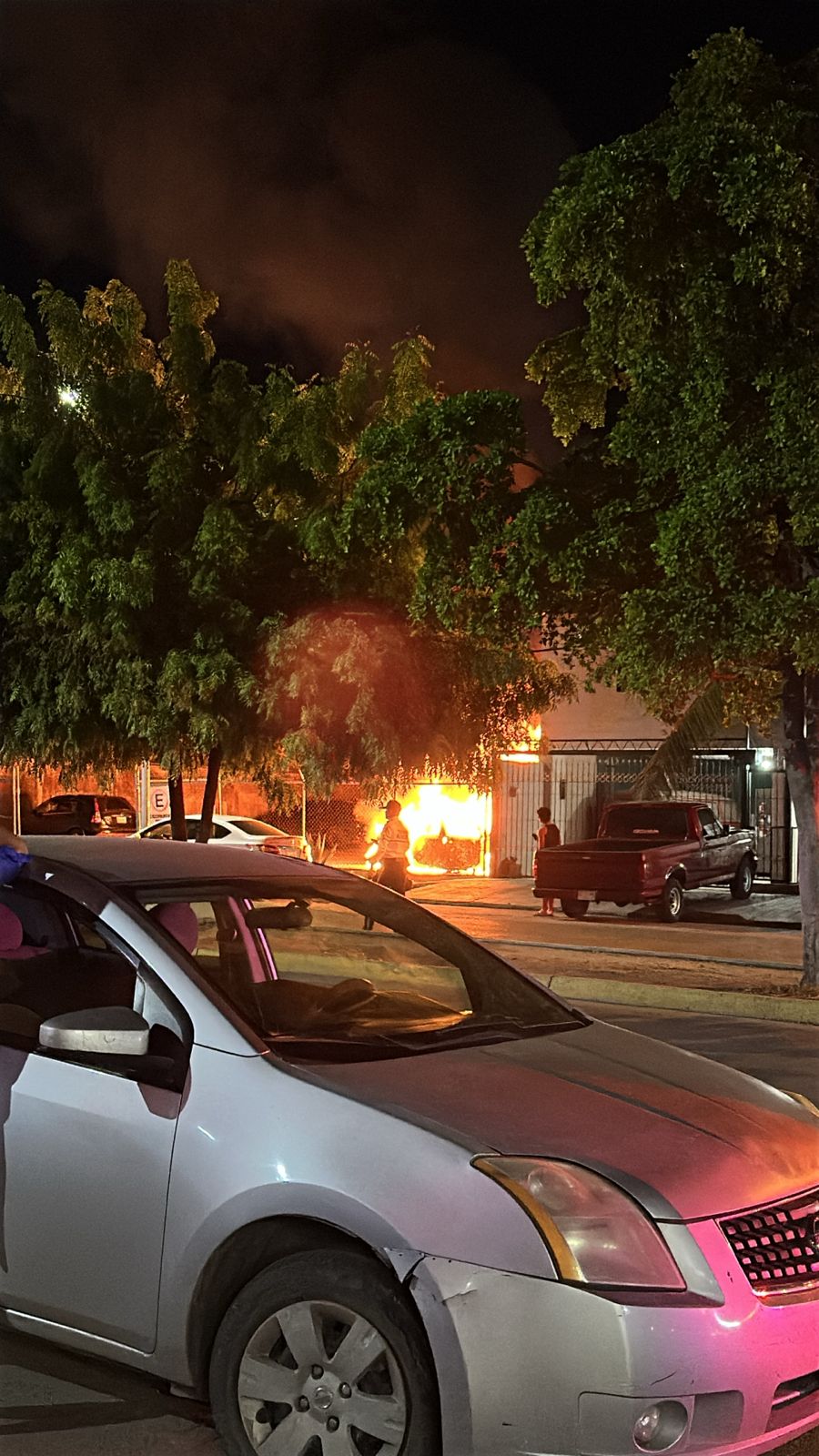 vehículos consumidos por el fuego en los mochis