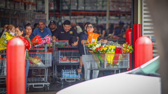 ¡Largas filas y carritos llenos! Venta de flores en Costco, Culiacán, atrae a gran cantidad de compradores previo al Día de Muertos