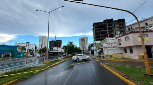Obligan lluvias a cierres viales, dejan semáforos dañados en Mazatlán, Sinaloa este jueves 16 de octubre