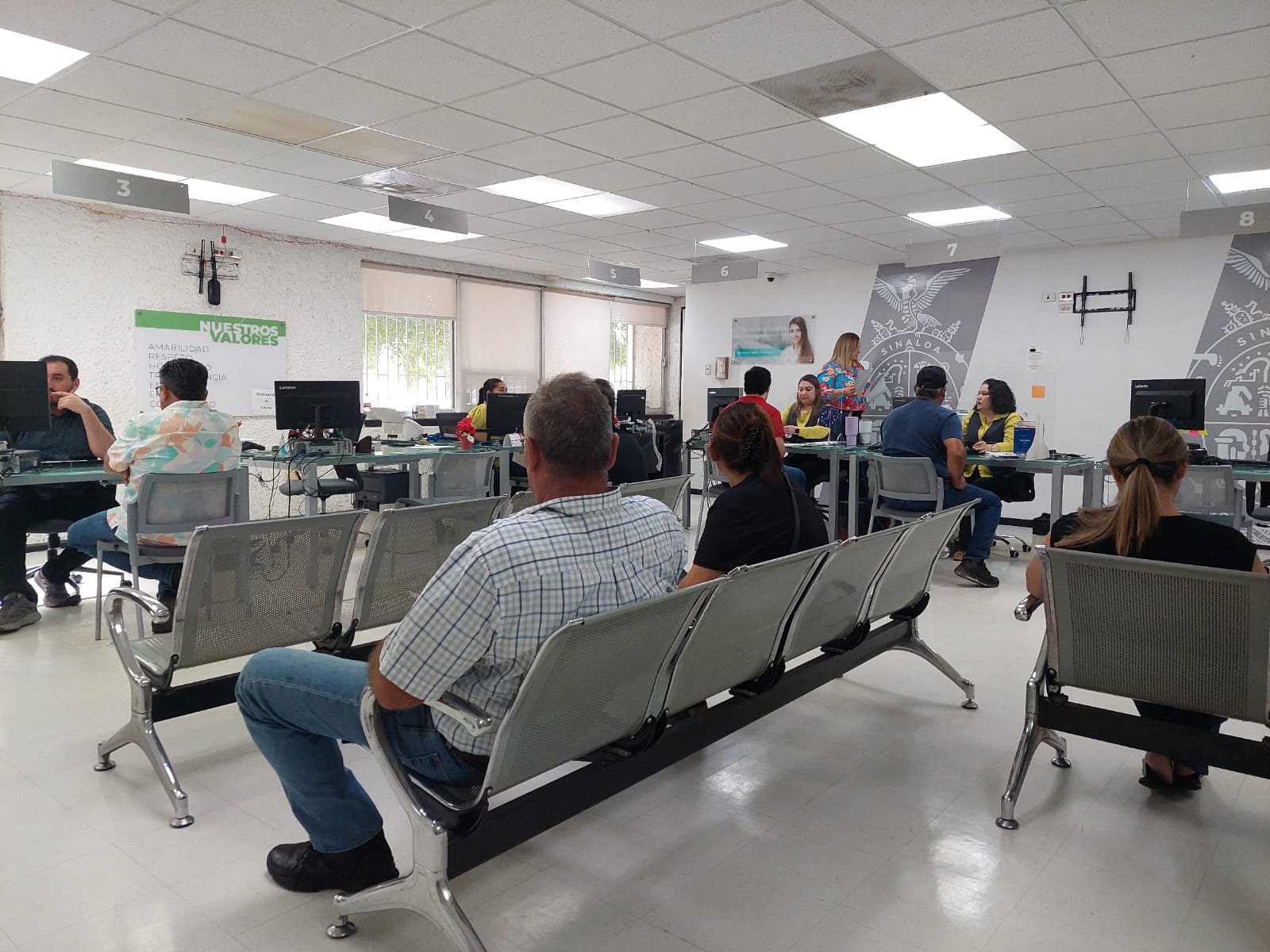 Ciudadanos solicitando su licencia en Guamúchil