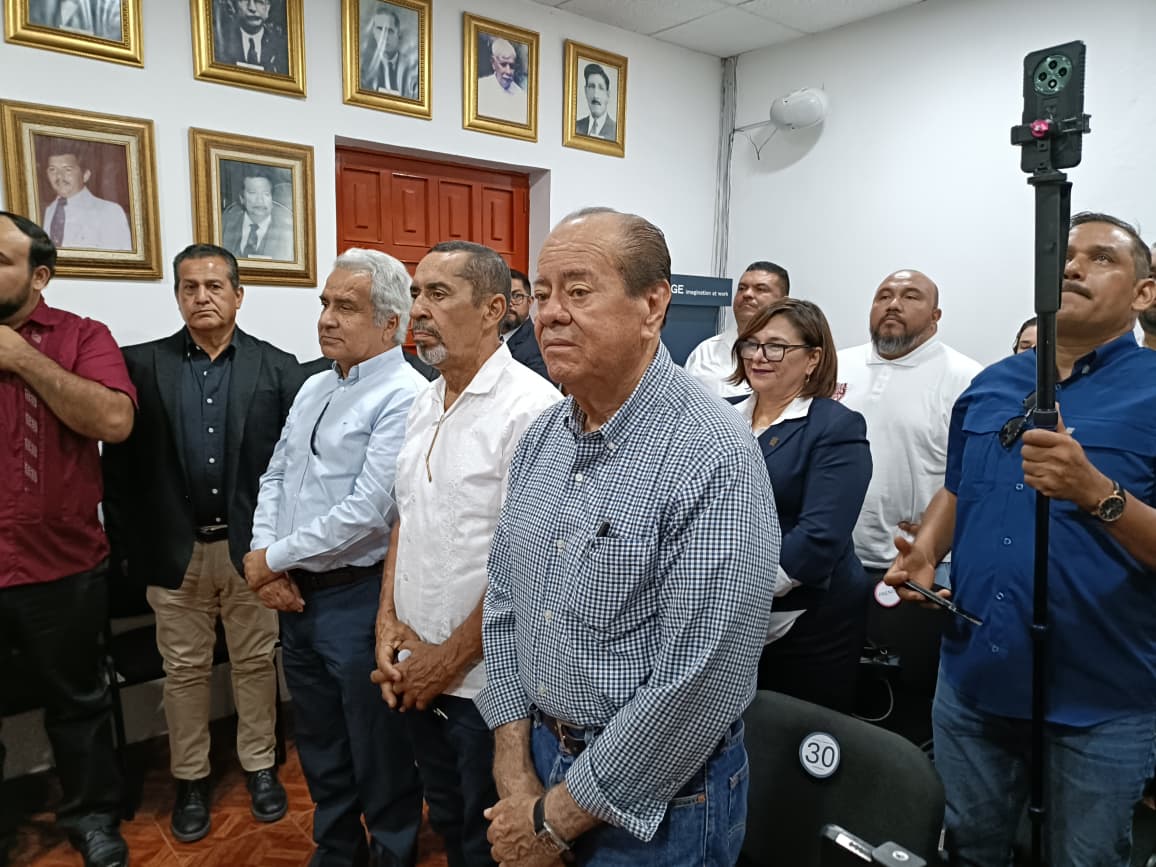 Víctor Díaz entrega su primer informe de gobierno al Ayto. de Escuinapa. Sin.
