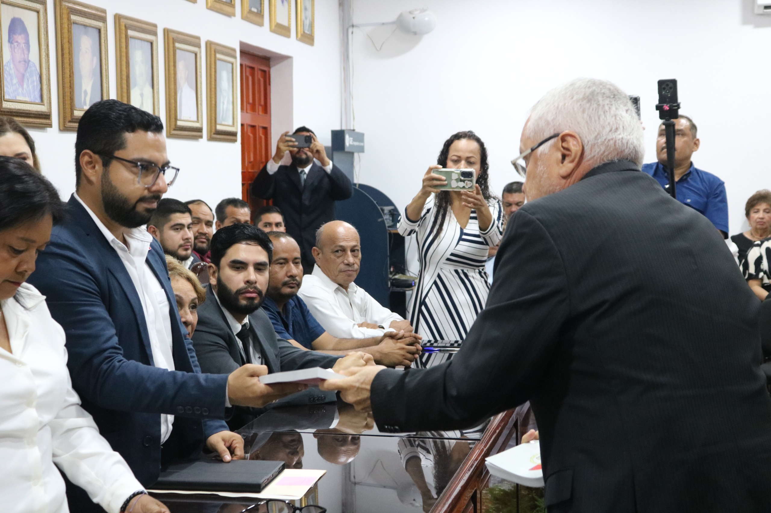 Víctor Díaz entrega su primer informe de gobierno al Ayto. de Escuinapa. Sin.