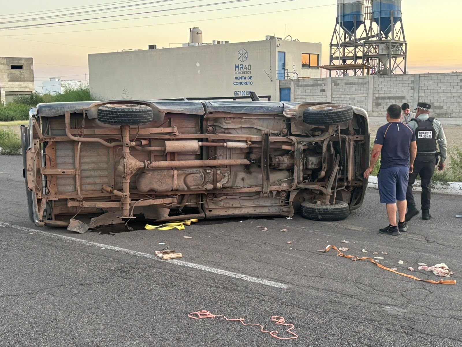 Camioneta volcada al norte de Culiacán, Sinaloa