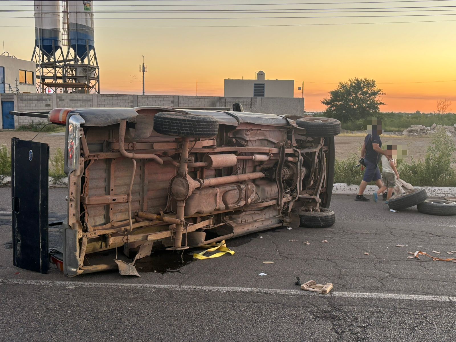 Camioneta volcada al norte de Culiacán, Sinaloa