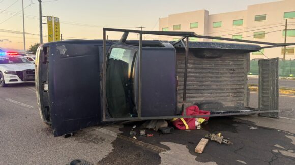 ¡Se les atravesó un carro! Padre e hijo resultan ilesos tras aparatosa volcadura al norte de Culiacán, Sinaloa