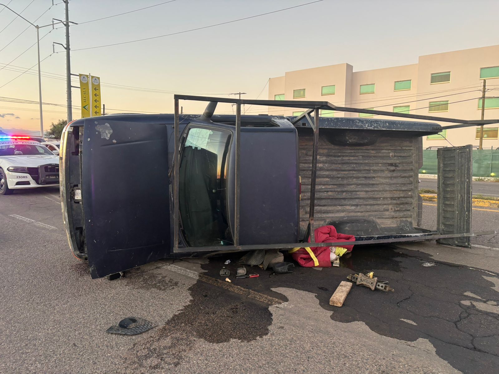Camioneta volcada al norte de Culiacán, Sinaloa