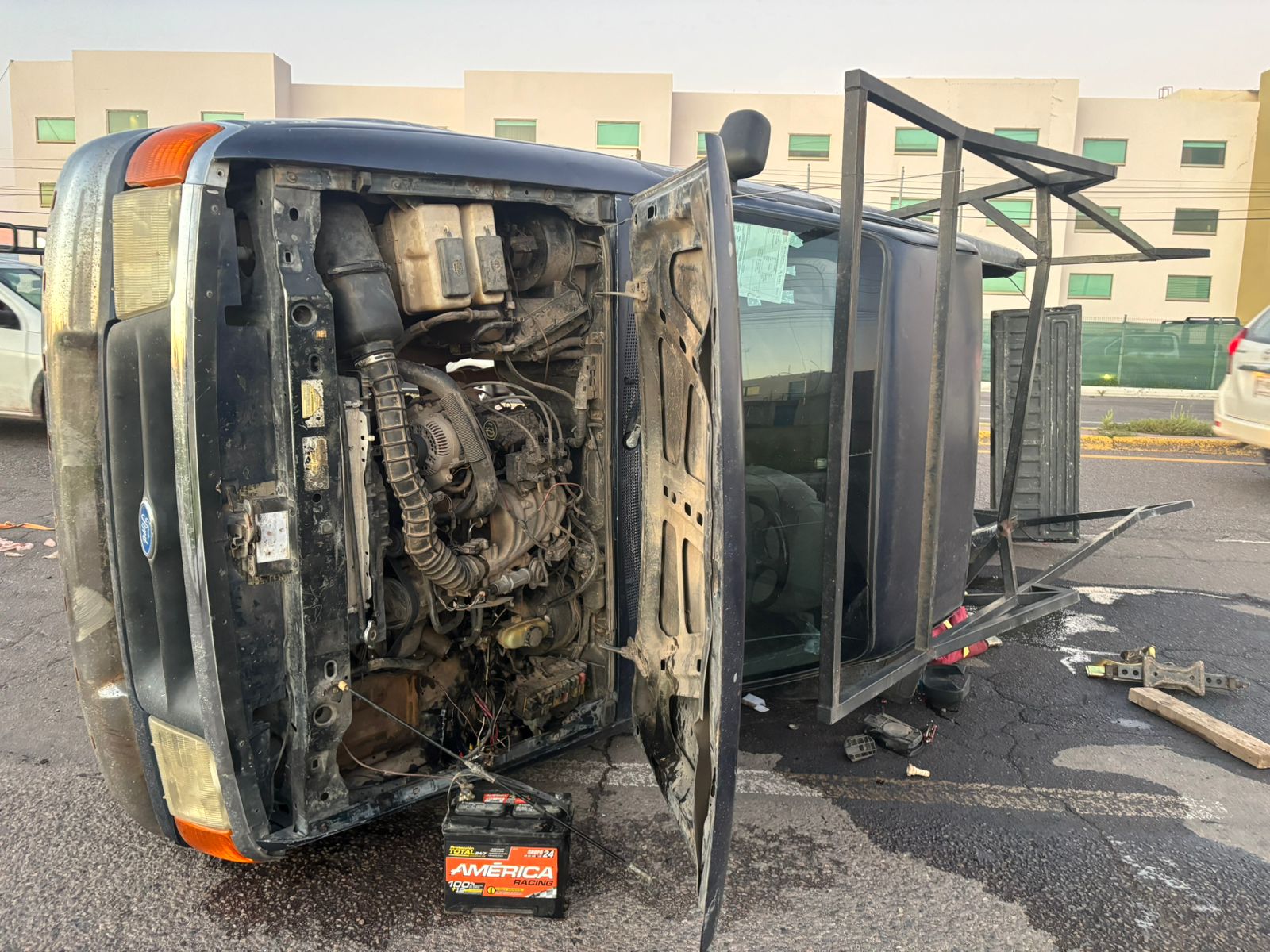 Camioneta volcada al norte de Culiacán, Sinaloa