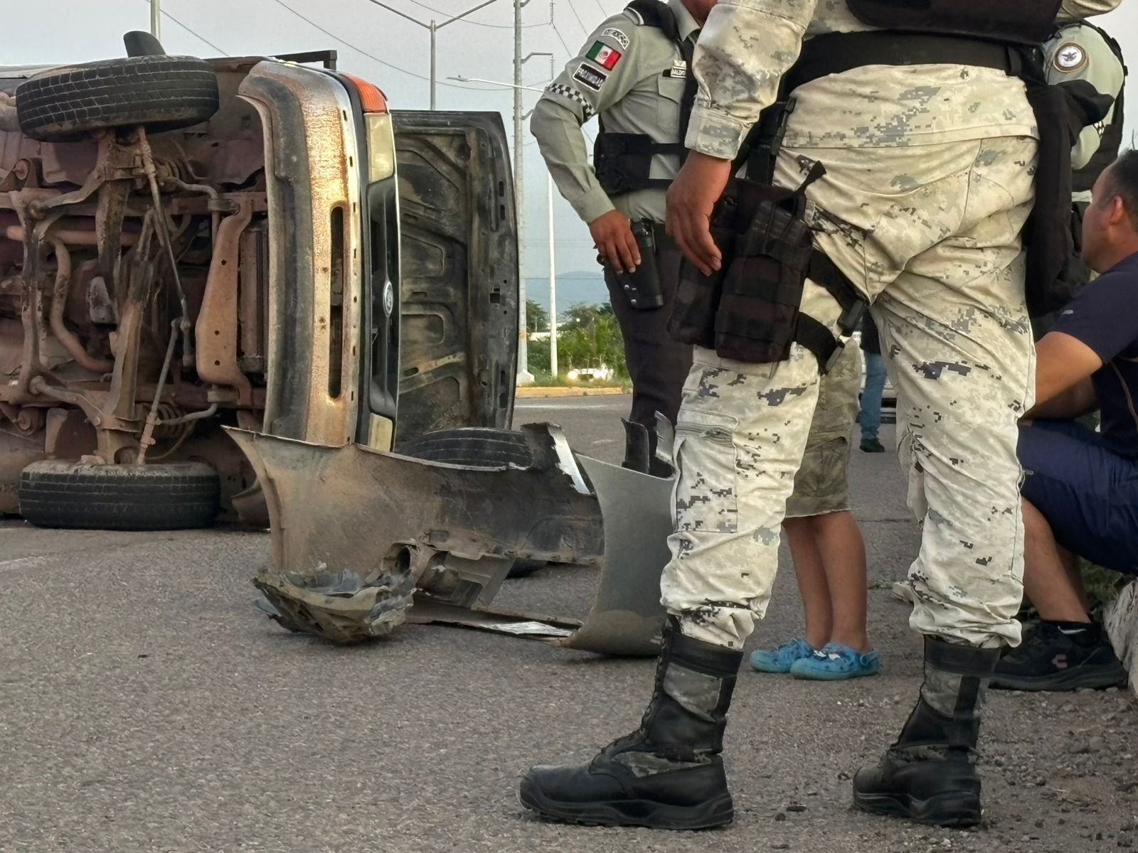 Camioneta volcada al norte de Culiacán, Sinaloa