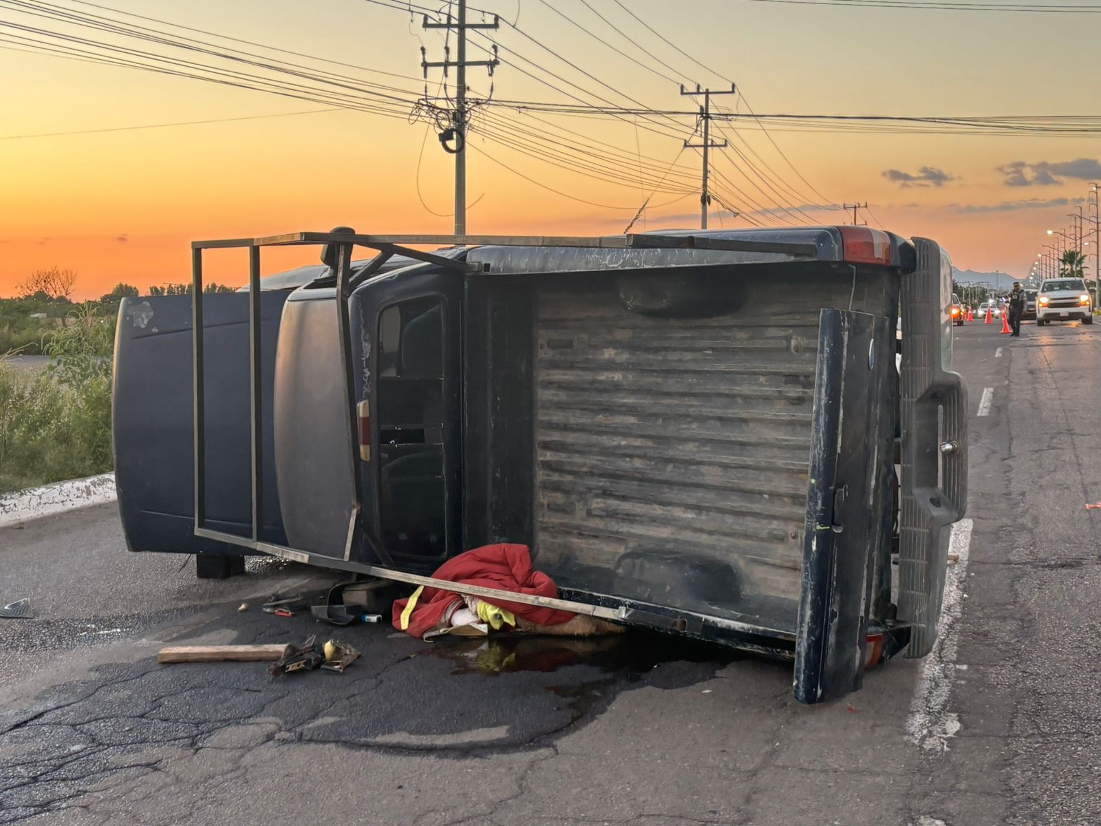 Camioneta volcada al norte de Culiacán, Sinaloa