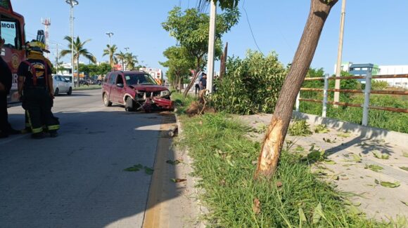 Camioneta termina volcada tras chocar contra árboles en la avenida Rafael Buelna en Mazatlán, Sinaloa