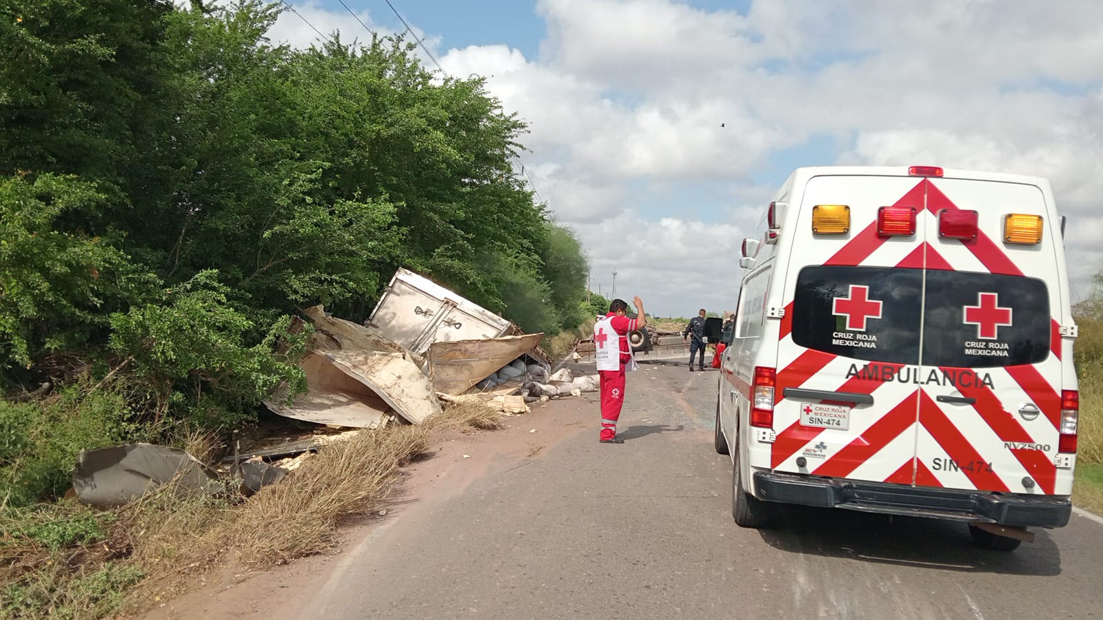 volcadura de trailer en guasave sinaloa ambulancia