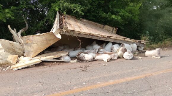 Volcadura de tráiler con carga de hielo en Guasave, Sinaloa deja fuertes daños materiales