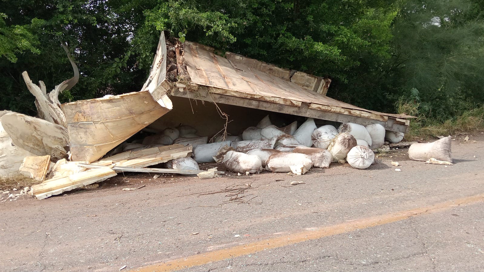 volcadura de trailer en guasave sinaloa cargado con hielo