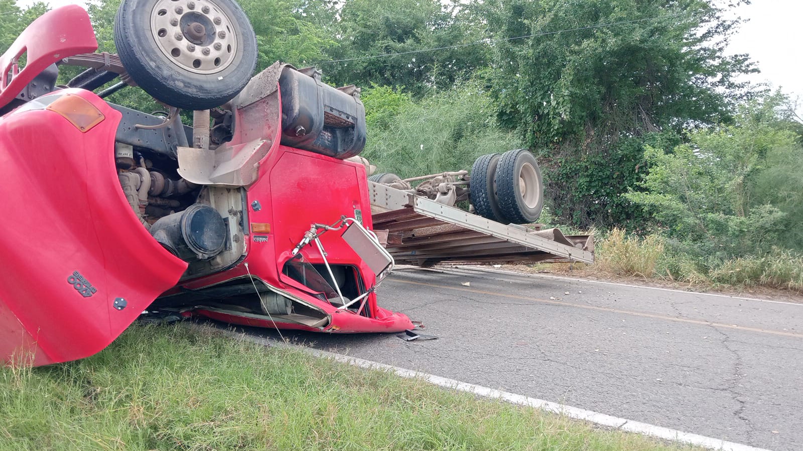 volcadura de trailer en guasave sinaloa
