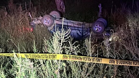 Conductor de una vagoneta pierde la vida tras volcarse en El Aguajito, Choix, Sinaloa