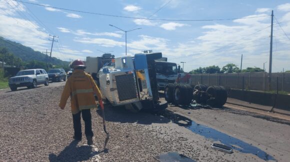 Pierde el control del volante y vuelca camión cargado con grava sobre la carretera México 15, a la altura de la colonia Sirena, en Mazatlán, Sinaloa