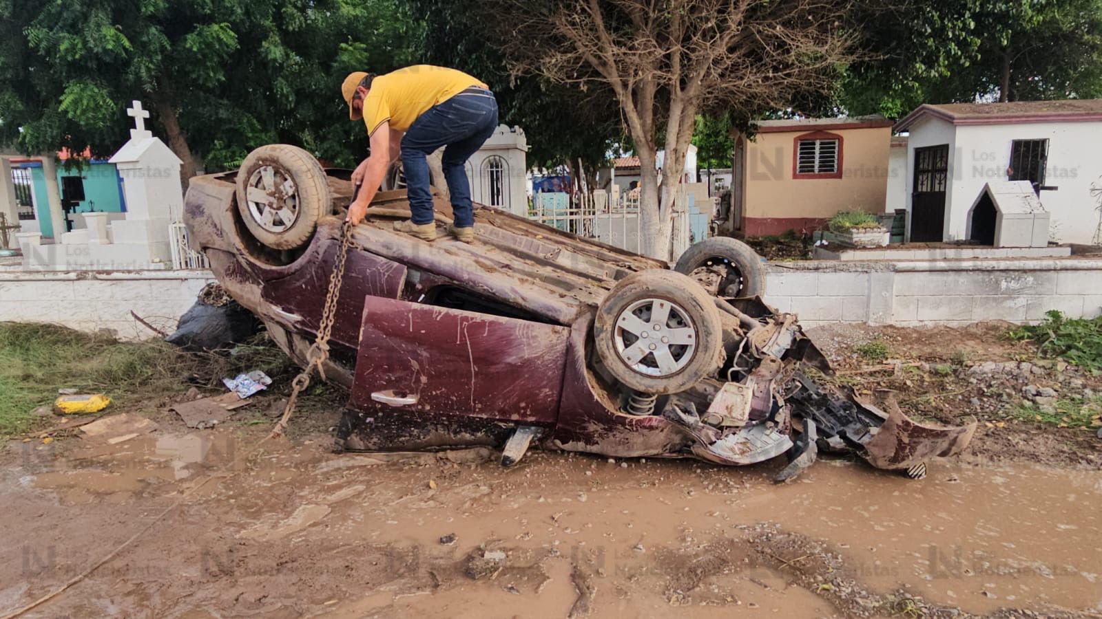 Volcadura en panteón de Navolato, Sinaloa