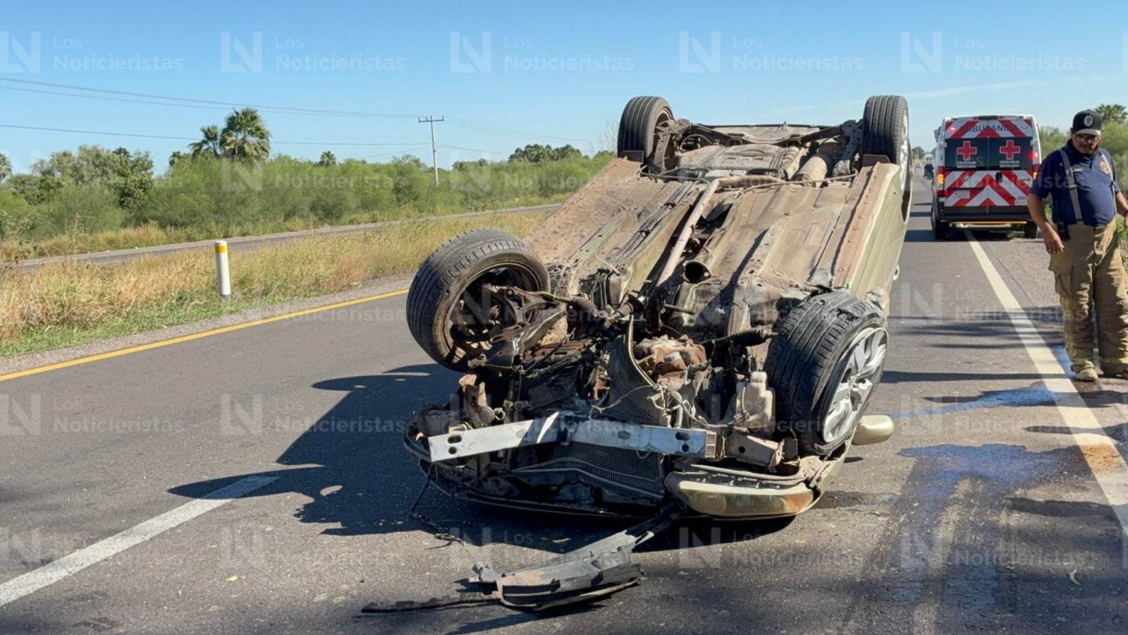 Auto volcado sobre la México 15 y Las Varitas, en Ahome, Sin.