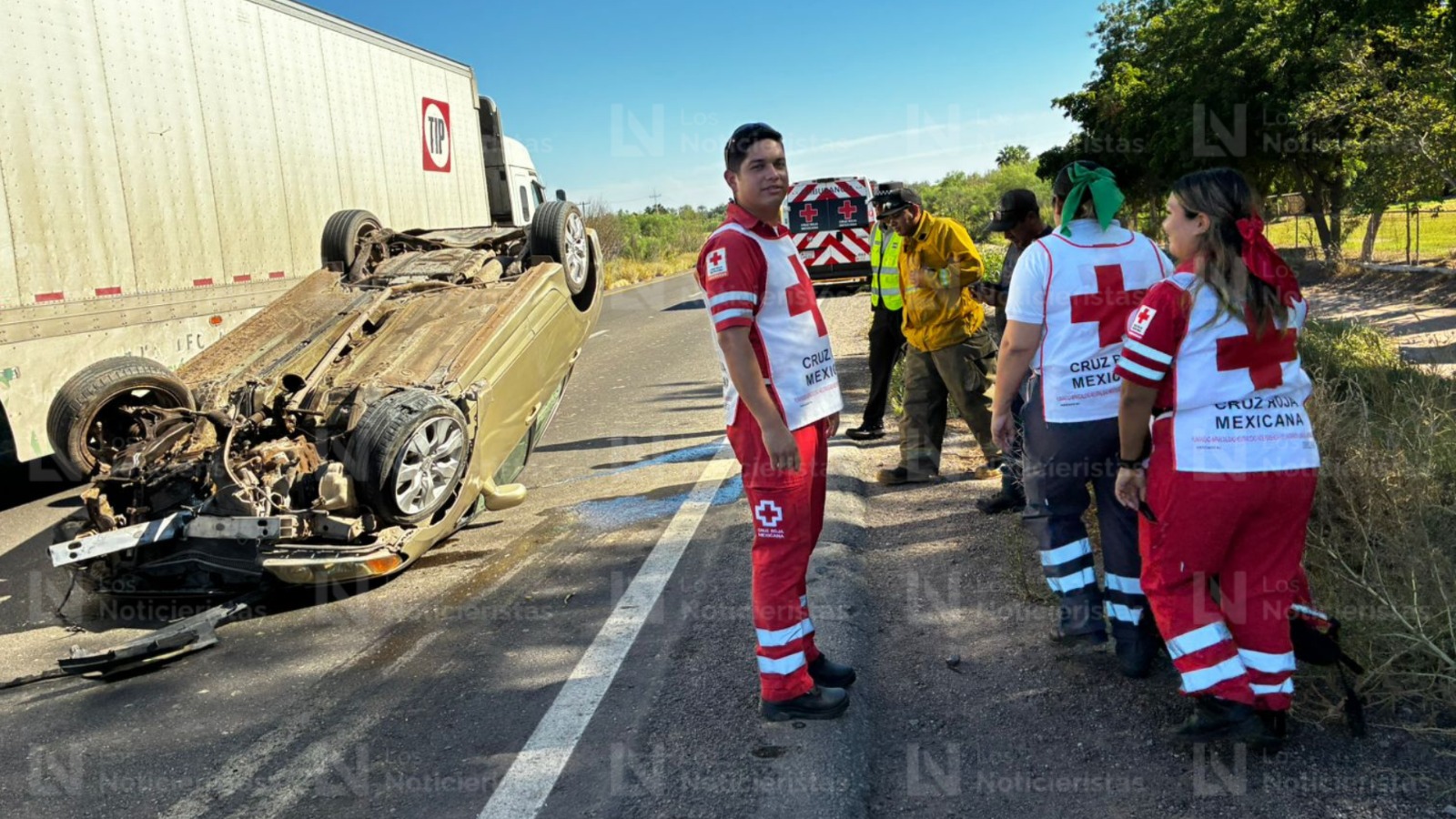 Auto volcado sobre la México 15 y Las Varitas, en Ahome, Sin.