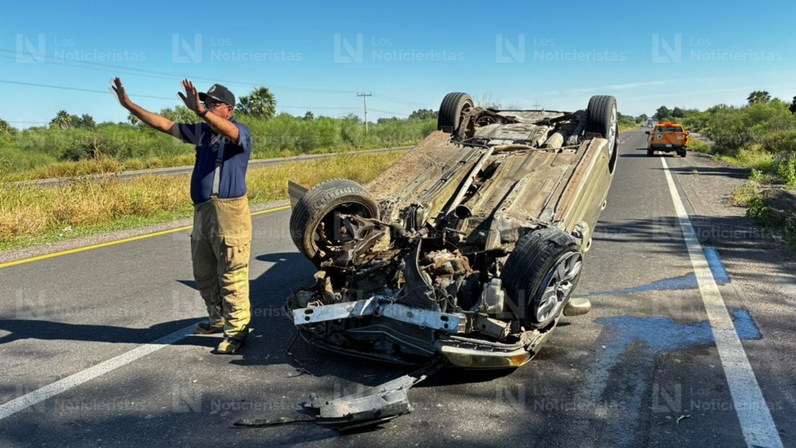 Auto volcado sobre la México 15 y Las Varitas, en Ahome, Sin.