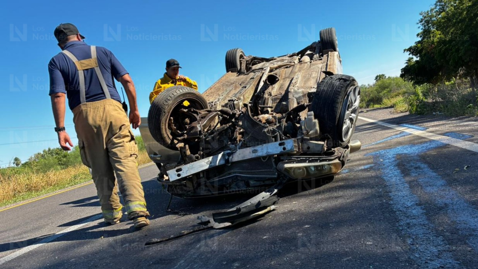 Auto volcado sobre la México 15 y Las Varitas, en Ahome, Sin.