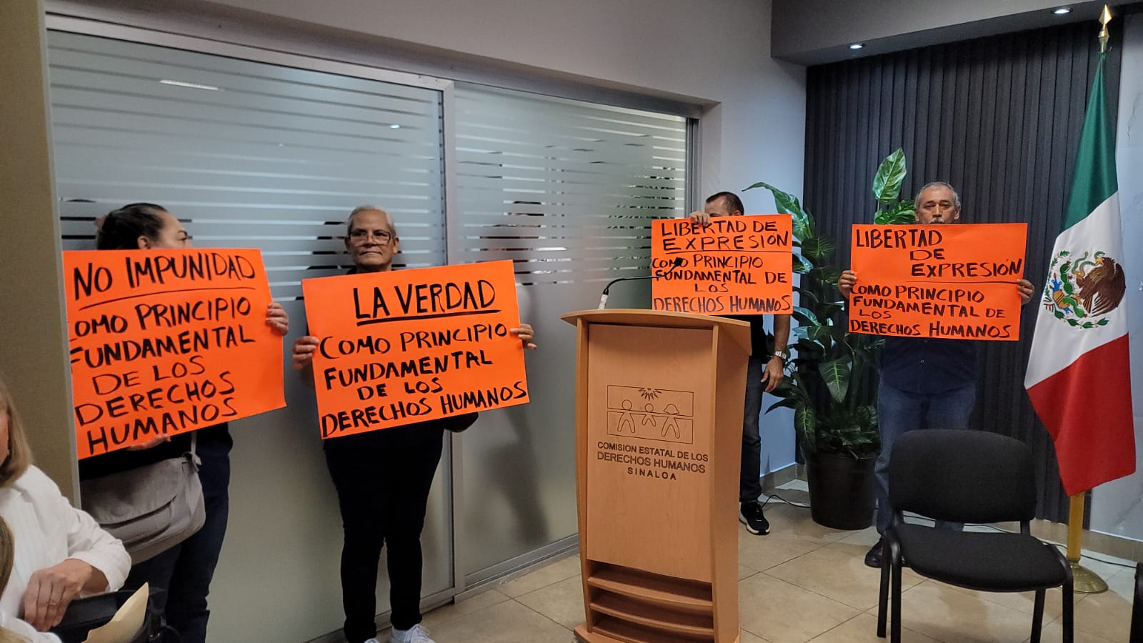 yesenia rojo en manifestacion contra cedh sinaloa